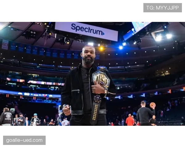 乔恩·琼斯的训练房像豪宅展厅，随手一件器械就值几套房，邻居看懵