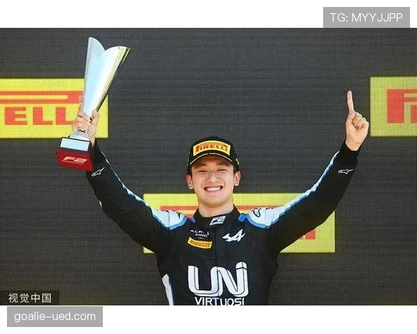 周冠宇平日像个温柔学霸，度假照里却像个随手挥钱的富二代，我笑出声了